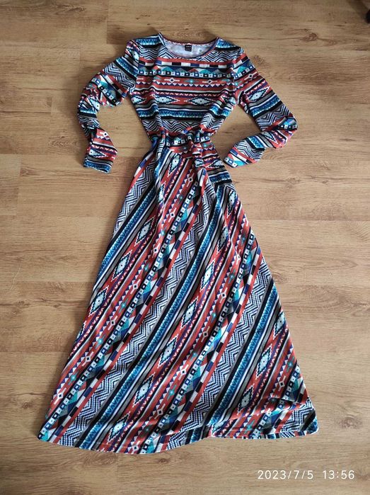 Długa sukienka kolorowa wzory