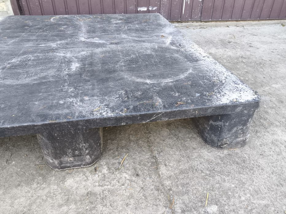 Palety plastikowe pełne 120/100cm