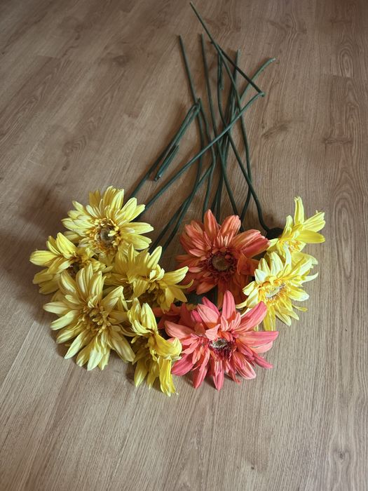 Flores artificiais amarelas e laranjas