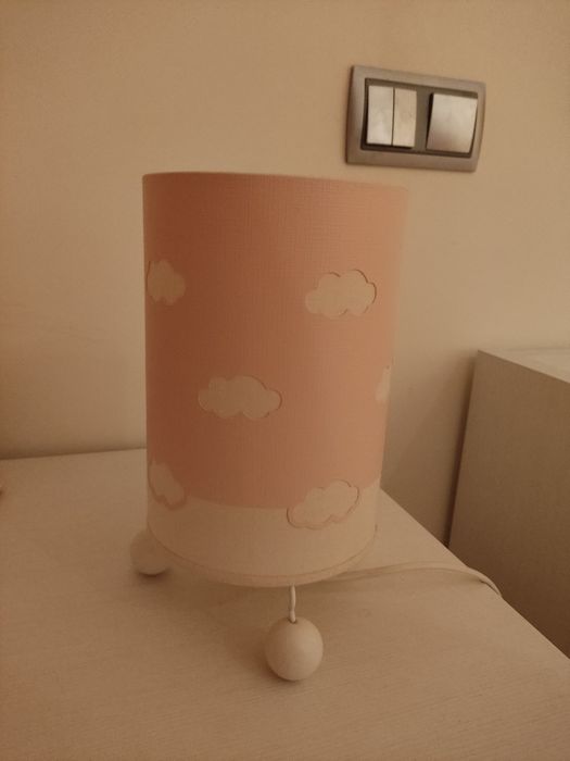 Candeeiro infantil em rosa bebe com nuvens