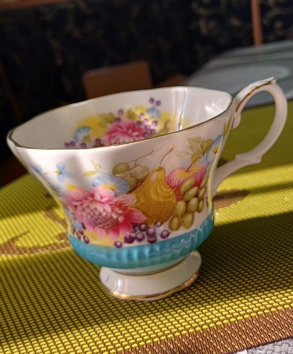 Винтажная чайная чашка Royal Albert