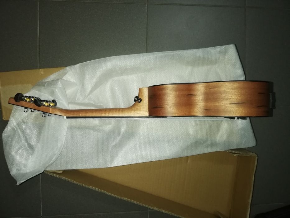 ukulele soprano elétrico decorado
