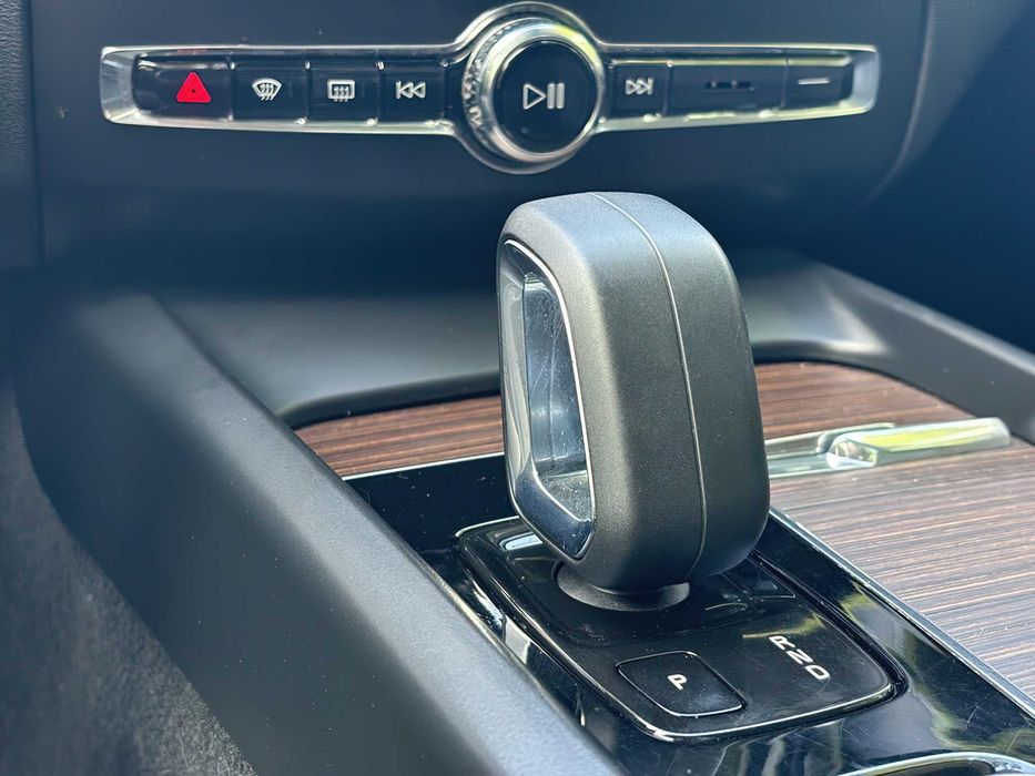Volvo XC60 B5 Momentum      2022