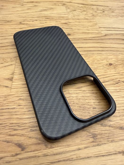 Etui Magsafe iPhone 15 pro jak Pitaka Aramid Carbon