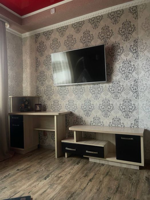 Письмовий стіл, і тумбочка