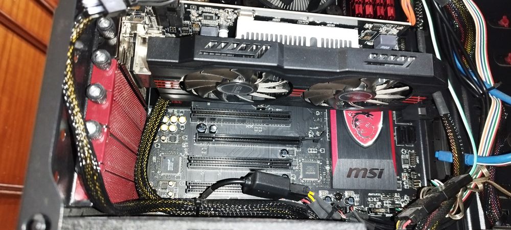 Computador de secretária (torre)