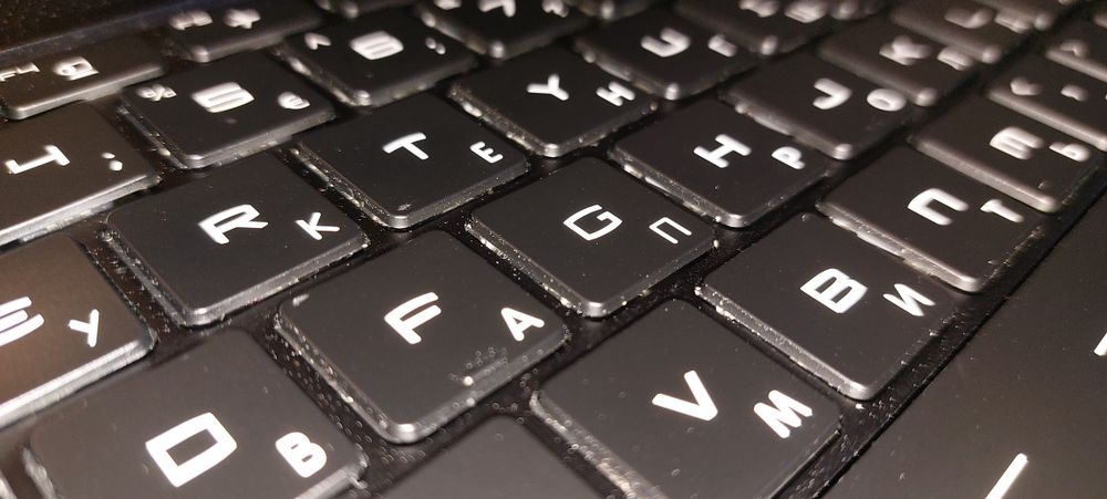 Гравіювання клавіатури ноутбука. Лазерная гравировка клавиатуры Киев ...