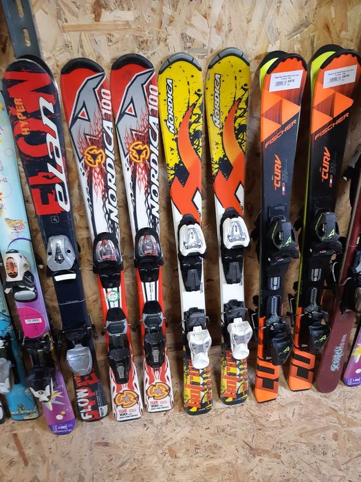 Дитячі гірські лижи.