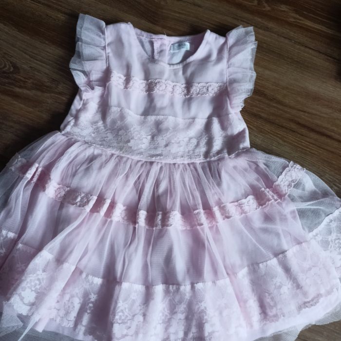 Elegancka sukienka z koronką