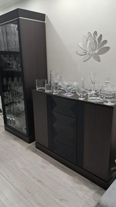 Stół, 6 krzeseł, witryna, komoda