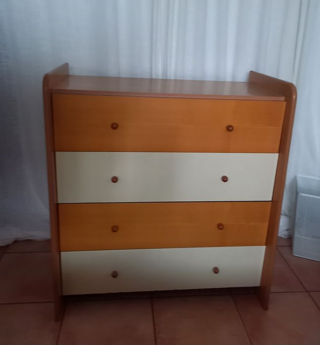 Cómoda madeira e bege