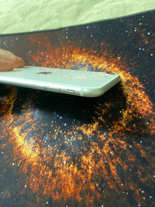 Продам б/у айфон SE2!