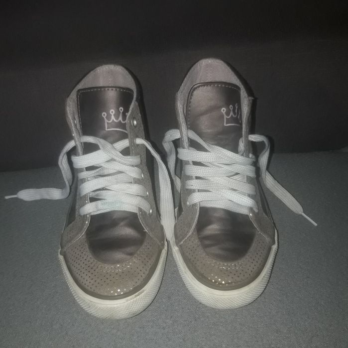 Trampki z wysokim stanem 28