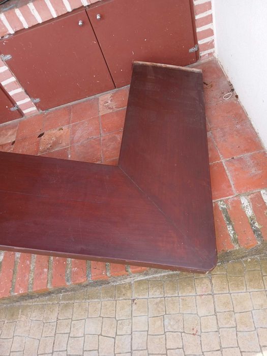 Bar Rustico- Balcão portas oscilantes em mogno e placas metalicas.