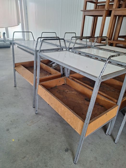 Bancas de  ferro com o tampo em madeira