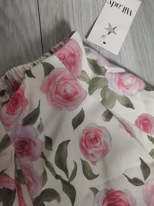 Beżowe spódnico spodenki uniwersalny w różowe kwiaty eleganckie