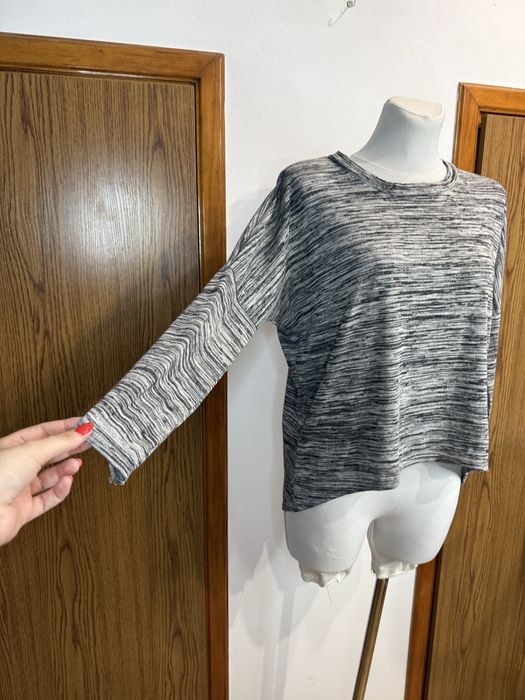 Szary sweterek z długim rękawem szaey sweter