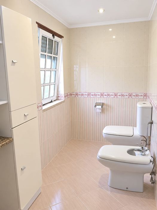 Quarto Mobilado com w.c para Arrendar