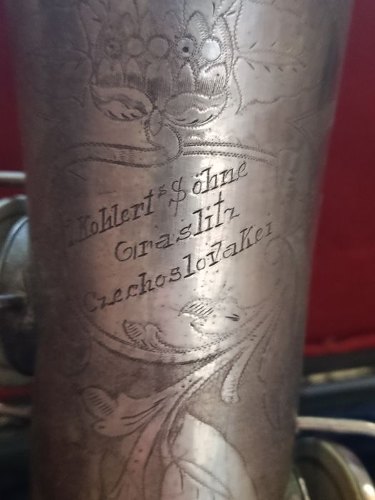 Старинный саксофон