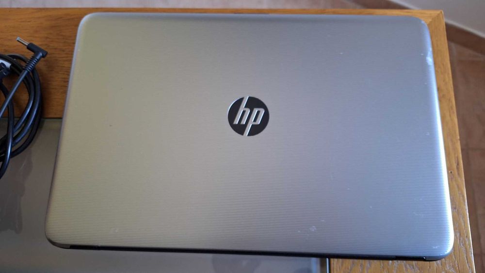 HP 15-ay Core i5-6200U 2.8GHz- 8GB Ram- SSD 240GB- Radeon