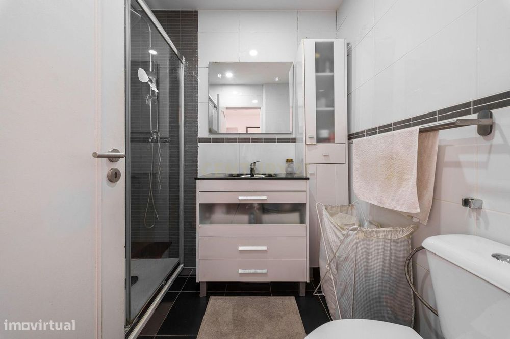 Apartamento T2 Renovado com Varanda e Arrecadação em São João da Talha