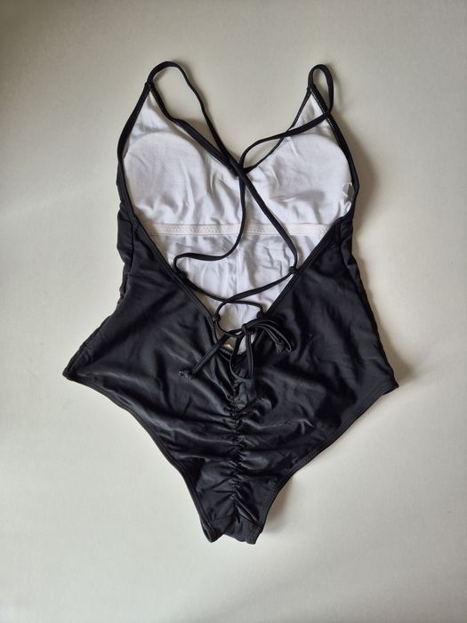 Чорний суцільний купальник