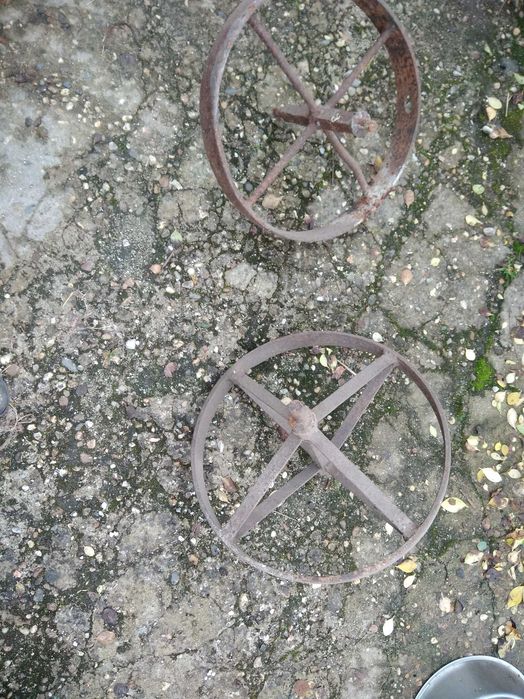 Rodas ferro antigas de carro de mão