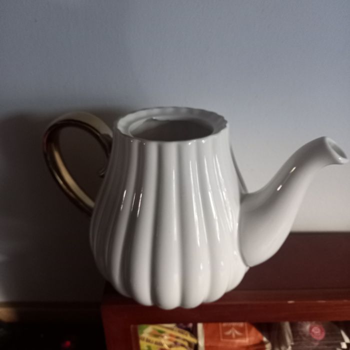 Dzbanek biały ze złotym uchem