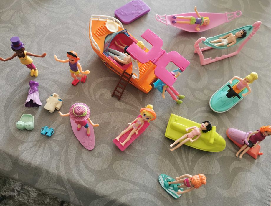 Conjunto de 13 Polly Pockets com barcos, roupas e equipamentos