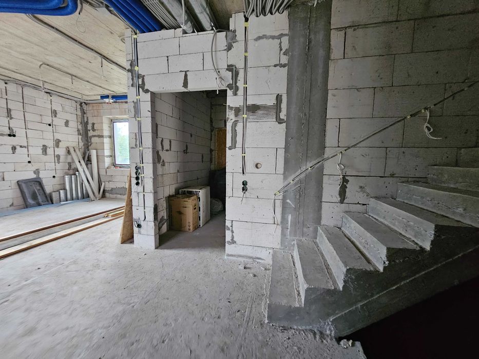 Продаётся новый просторный дом недалеко от воды, в районе Карачунов