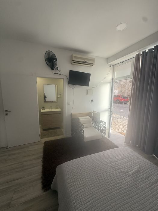 Quarto individual com WC e cozinha