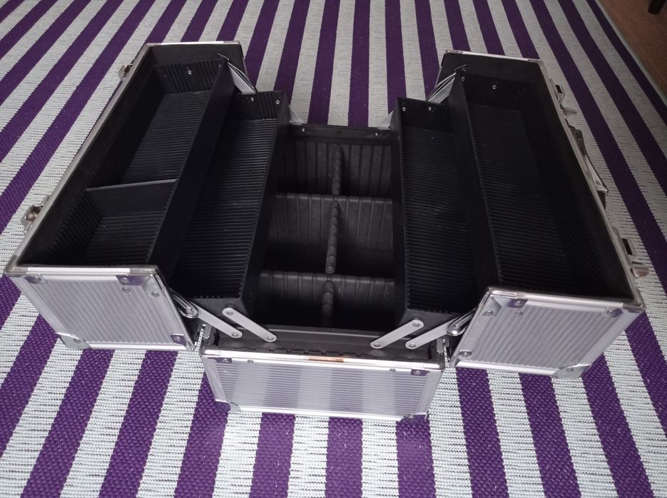 Metalowy kuferek dla wizażystki jak nowy skrzynka na narzędzia