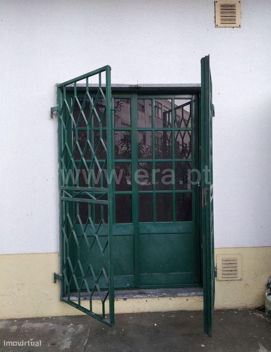 Loja com a área de 69m2. Pinhal Novo