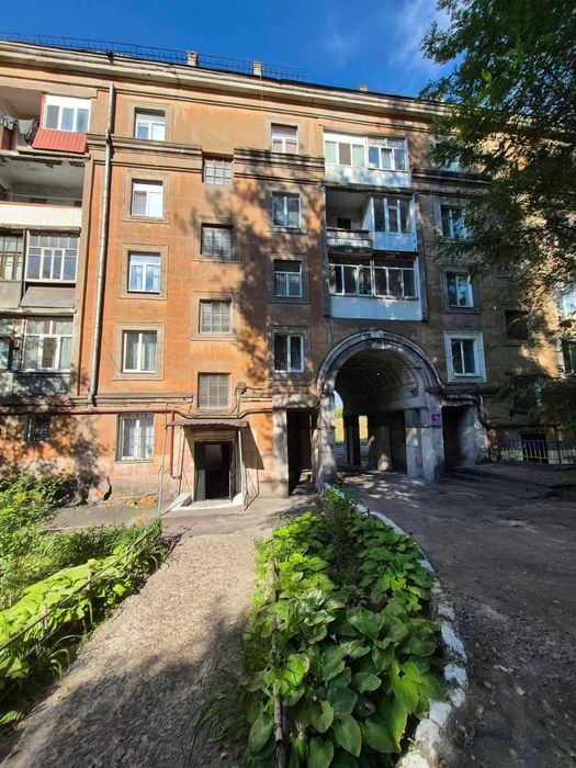 2-к сталинка в центре с АВТОНОМКОЙ • Кухня 14м² • 3 БАЛКОНА!
