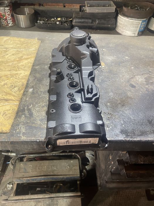 Ауди Q7 клапанная крышка