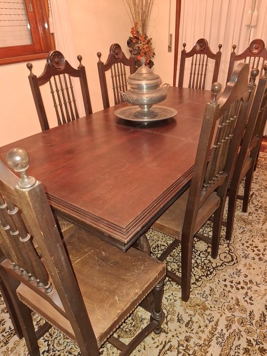 Mesa de sala com cadeiras