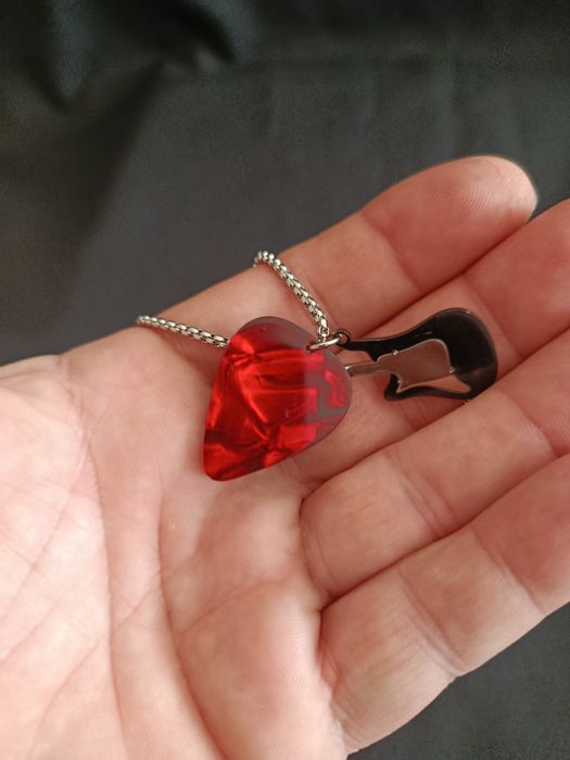 Colar com Pendente de Palheta e de Guitarra