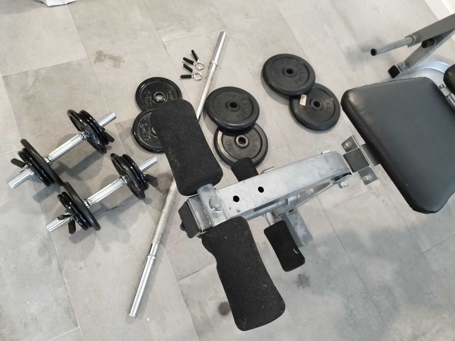 Banco de musculação multifunções com 2 barras, 2 halteres e 20 discos