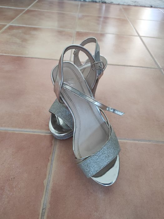 Sandálias de salto alto