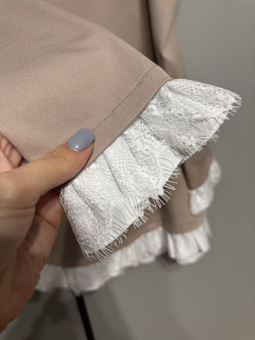 Нова сукня з мереживом бежева