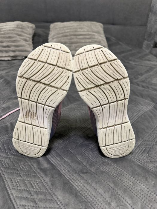 Продам кроссовки для девочки