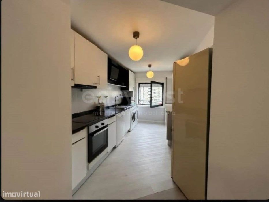 Apartamento T3 com lugar de garagem situado nas Barrocas