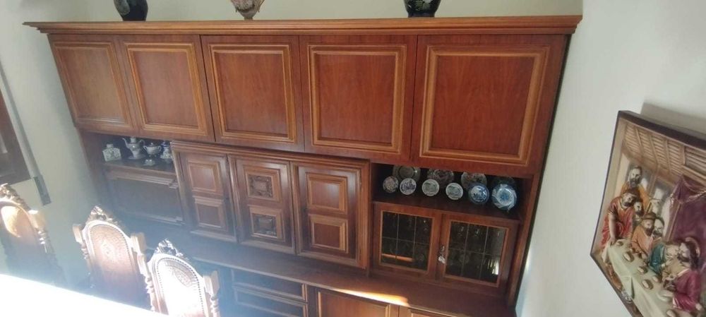 Armário + mesa de jantar + 8 cadeiras + 1 sofá cama + 2 sofas ind.