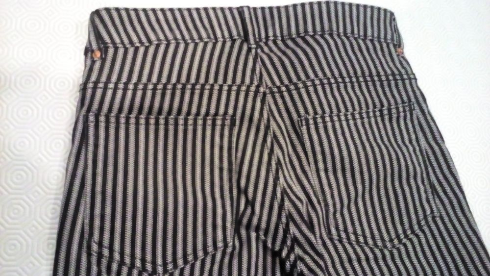 H&M - Calça de ganga - preta, com padrão "espinhas" - tamanho 34 - H&M