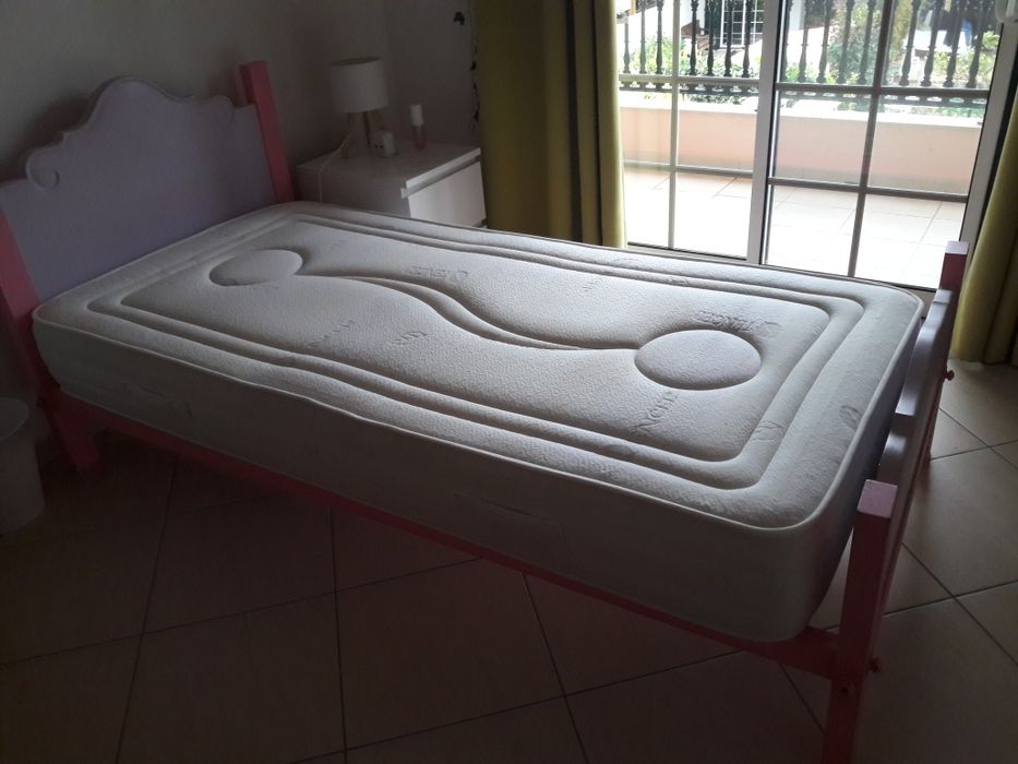 2 camas  com colchão e mesa cabeceira