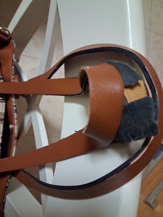 Mala senhora com uma pega danificada