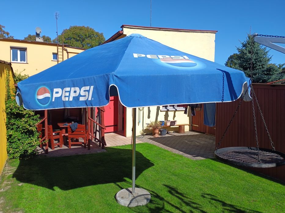 Parasol PEPSI + betonowa podstawa.