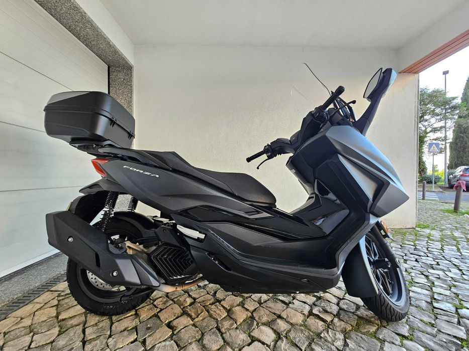 Honda Forza 125 de 2024 com Top Case com apenas 4.680 kms e com garantia da marca