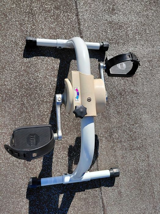 Pedalar Sentado no Sofá Mexendo as Pernas