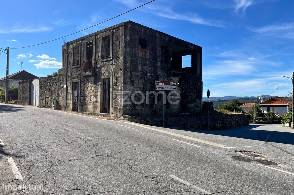 Moradia para reconstrução em Terreno Exclusivo com lindas vistas.